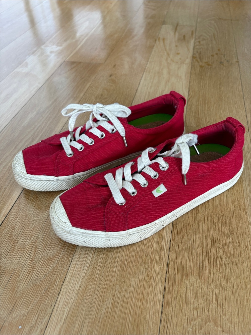 Cariuma OCA Low Red Canvas Sneakers (size 9)